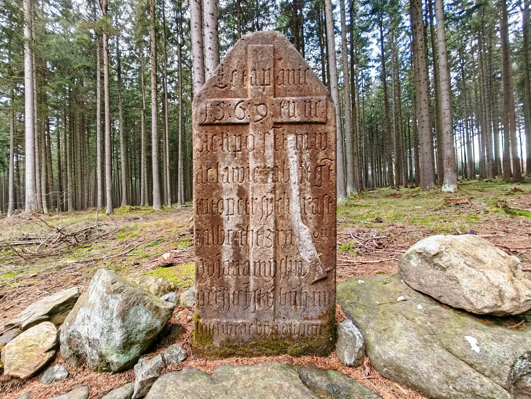 Někdo ukradl na Bystřicku dva smírčí kameny. Kámen krejčího prý už podruhé - 2048 x 1537 